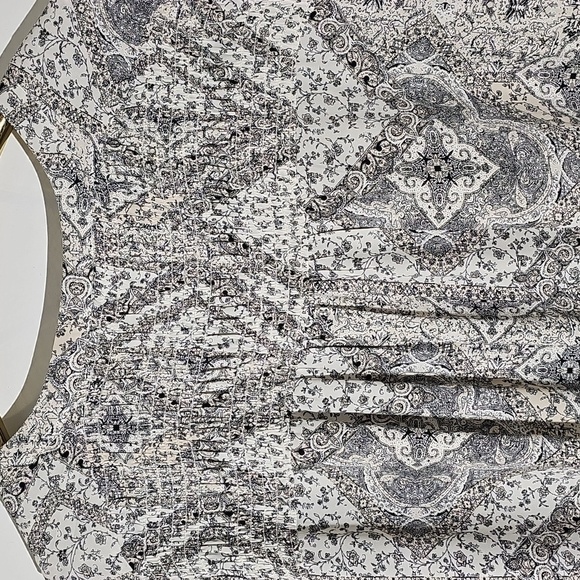 Rose & Olive Black And White Floral Print Women's Top. Size 3X. Covered Buttons. - Picture 6 of 9